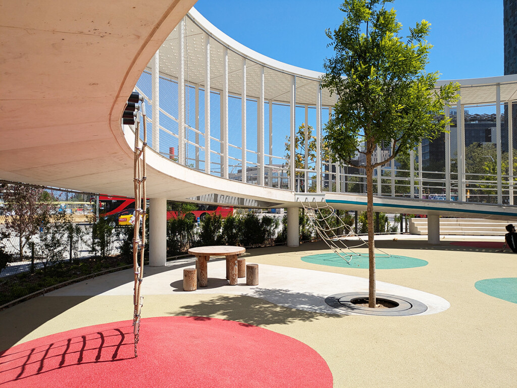 parc avec aire de jeux à barcelone